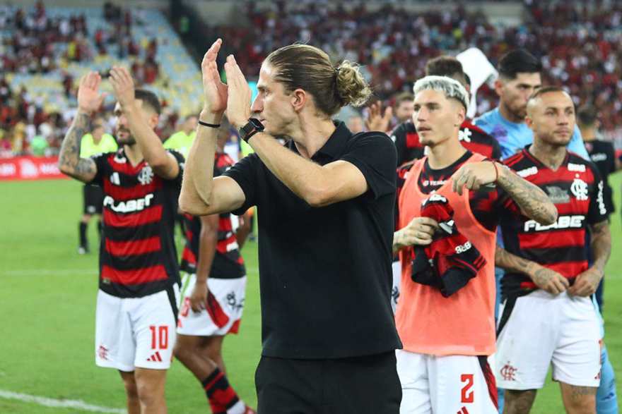 Filipe Luís e jogadores do Flamengo aplaudindo a torcida – Foto: Gilvan de Souza